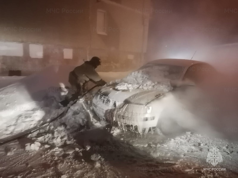 В Каменске-Уральском утром загорелся автомобиль. ВИДЕО