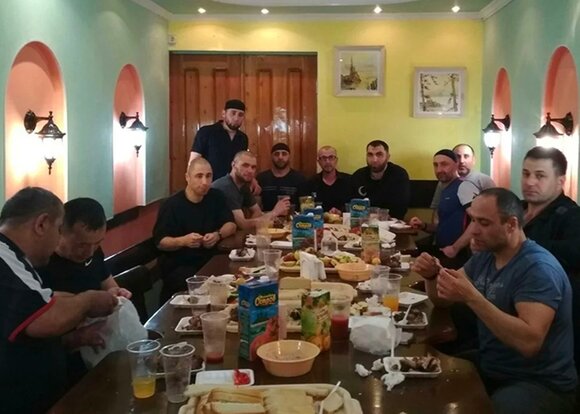 ФСИН проведет проверку после появления фото застолья с убийцей Немцова