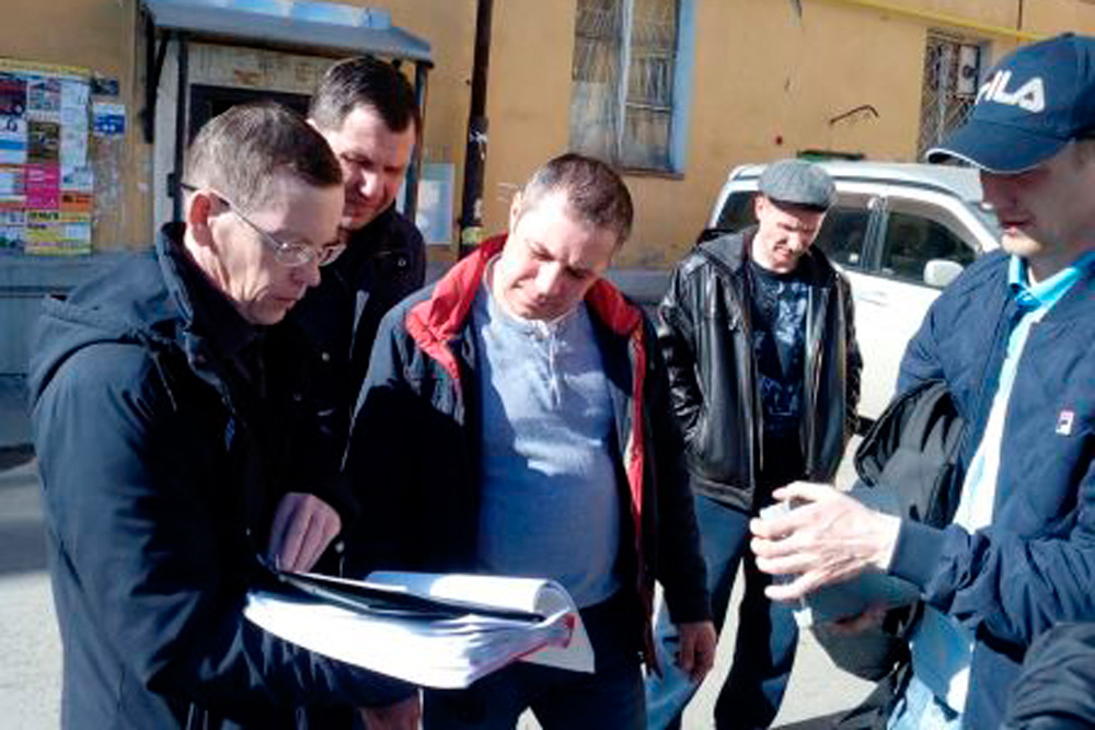 Жители дома по ул. Кунавина в Каменске-Уральском выгнали рабочих, пришедших менять им трубы по программе капремонта. Инженер: «Это плохо...»