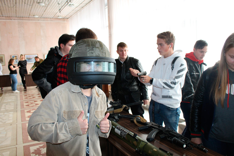 Центр молодежной политики Каменска-Уральского провел для школьников День призывника: ребята мерили амуницию и стреляли из лазера