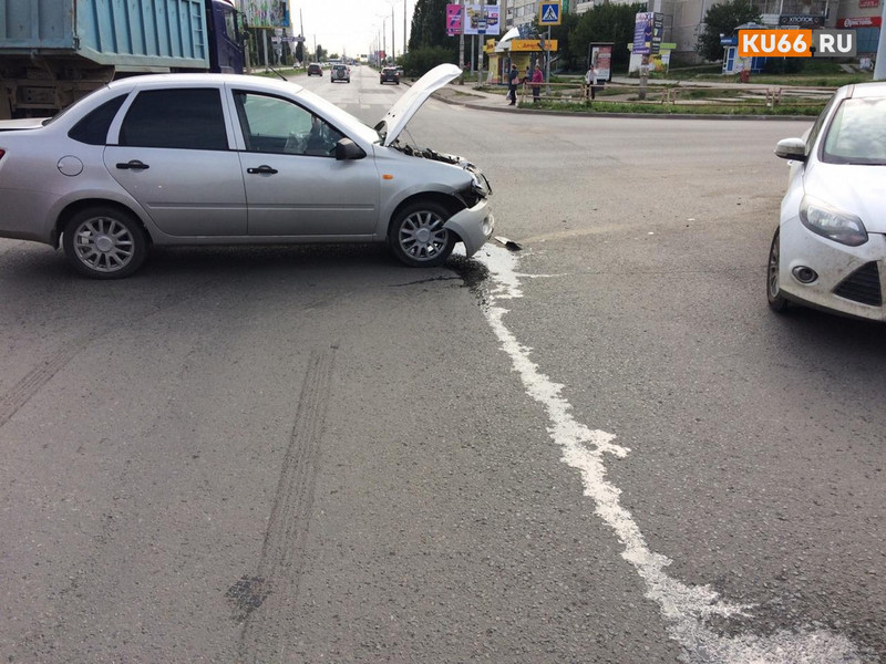 Подробности ДТП с Ладой и Фордом в Каменске-Уральском: виновата женщина-водитель иномарки — начала поворот, не убедившись в безопасности