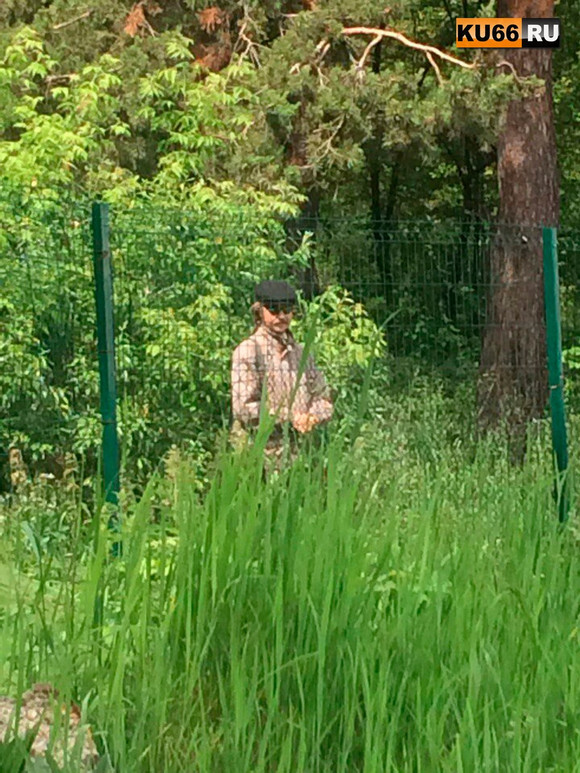 Подозрительный мужчина вновь исподтишка наблюдает за детьми в Каменске-Уральском. Местные жители: «Интерес у него явно не здоровый!»