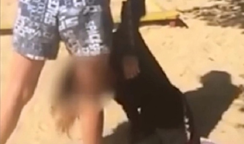 На дикие крики никто не обращал внимания. Девушек по очереди зверски изнасиловали на пляже