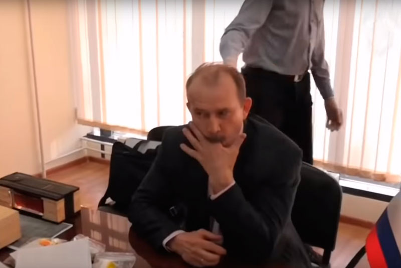 В Иркутске во время задержания чиновник съел вещдок В Иркутске во время задержания чиновник съел вещдок