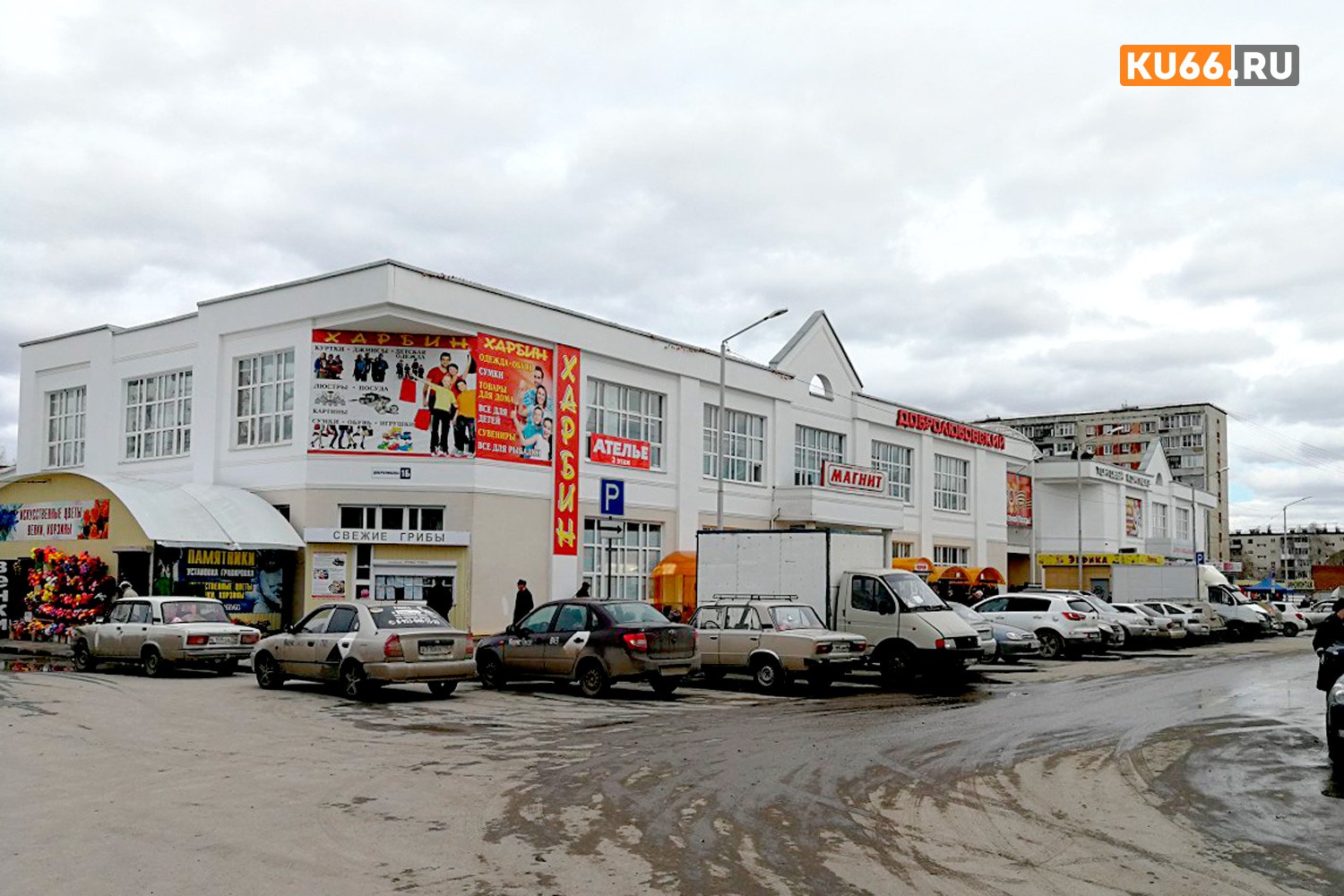 В Каменске-Уральском неизвестные перевернули киоск на Добролюбовском рынке. На место происшествия выехали полицейские