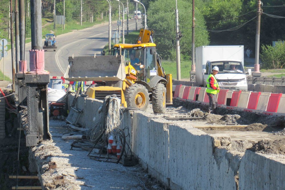 С Байновского моста в Каменске-Уральском за неделю ремонта вывезли около 600 тонн строительного мусора, сооружение стало легче на 1000 тонн