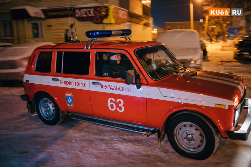 В подъезде дома по ул. Дзержинского в Каменске-Уральском жильцы почувствовали запах газа. Причина — в квартире у пьяной хозяйки