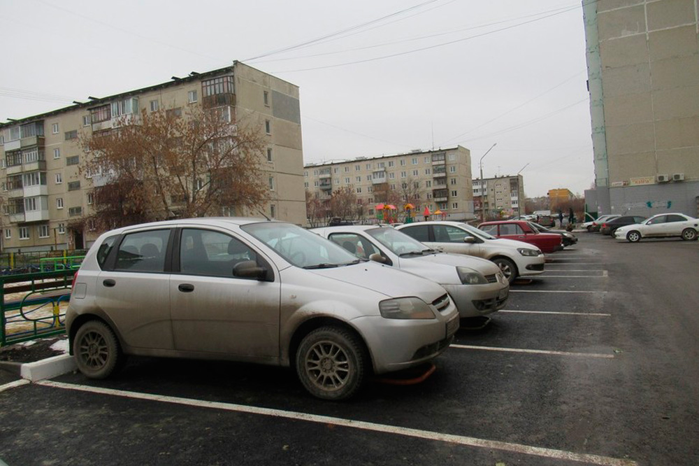 Охамевшим жильцам, «захватившим» парковку дома по улице Кирова в Каменске, вынесли официальное предупреждение. В будущем покарают рублем!