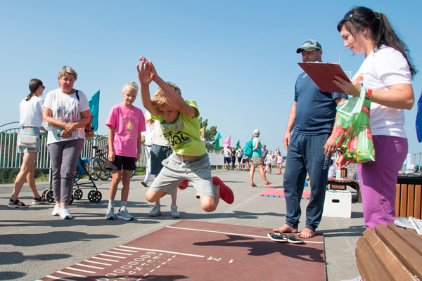 День физкультурника в Каменске-Уральском прошел на ГЛК «Богатырек»: было спортивно и весело. Зрелищной оказалась спортивная программа!