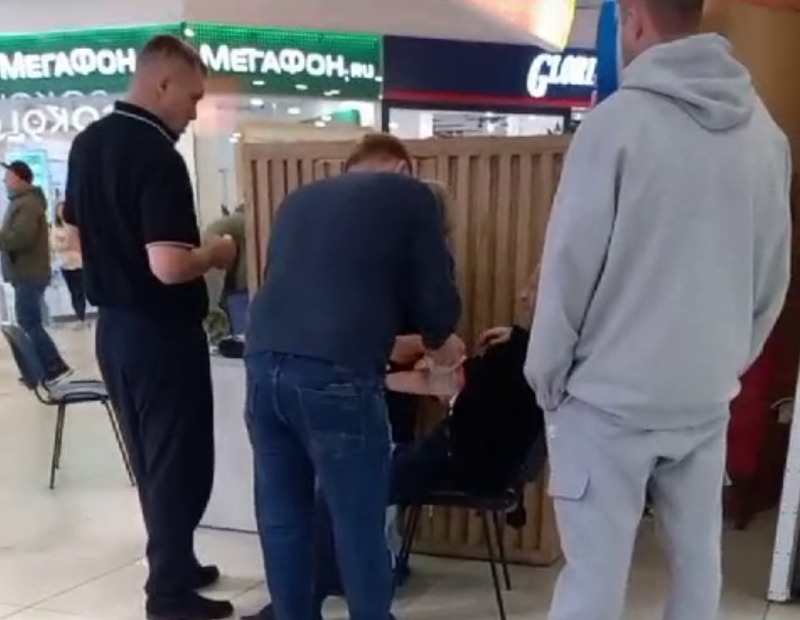 В Каменске-Уральском дело о стрельбе в ТЦ обернулось спором: видео изменяет версию обвинения | Видео из ТЦ в Каменске-Уральском показывает другую версию конфликта с пистолетом и ножом