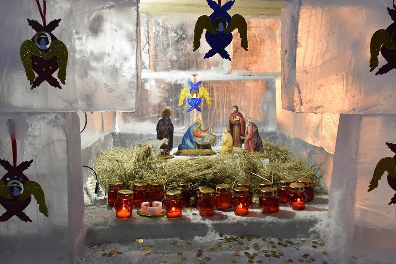 В Каменске-Уральском начали встречать Рождество Христово. Православные помолились о прекращении эпидемии и за мир на Украине