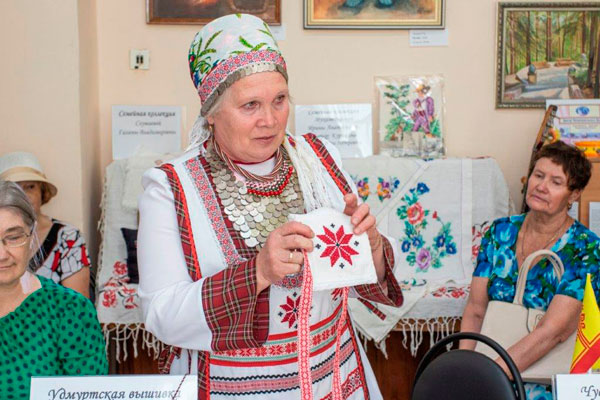 При поддержке БФ Синара в Центре национальных культур Каменска-Уральского прошел Фестиваль национальных вышивок «Уральские мастерицы»