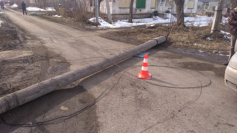 Госавтоинспекция ищет очевидцев ДТП — неизвестный водитель зацепил телефонный кабель в поселке под Каменском-Уральским и обрушил столб