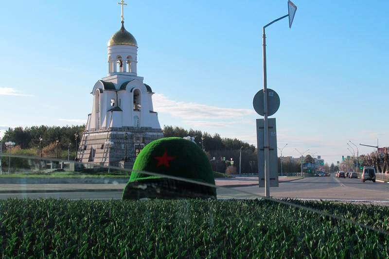 К Дню Победы в Каменске-Уральском появилась солдатская каска со звездой — большую топиар-фигуру установили на клумбе в самом центре