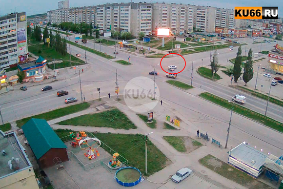 Две отечественные легковушки столкнулись в Каменске-Уральском — водитель одной из них не пропустил другого. Тут же подъехала «скорая». ВИДЕО Две отечественные легковушки столкнулись в Каменске-Уральском — водитель одной из них не пропустил другого. Тут же подъехала «скорая». ВИДЕО