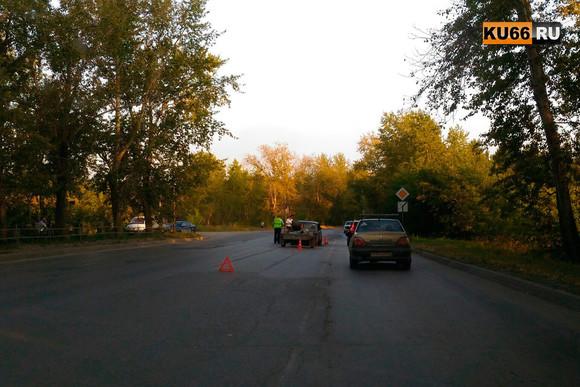 От судьбы не уйдешь! Три ВАЗа нашли друг друга на одной дороге в Каменске-Уральском: один не держал дистанцию, второй – отбросило по инерции