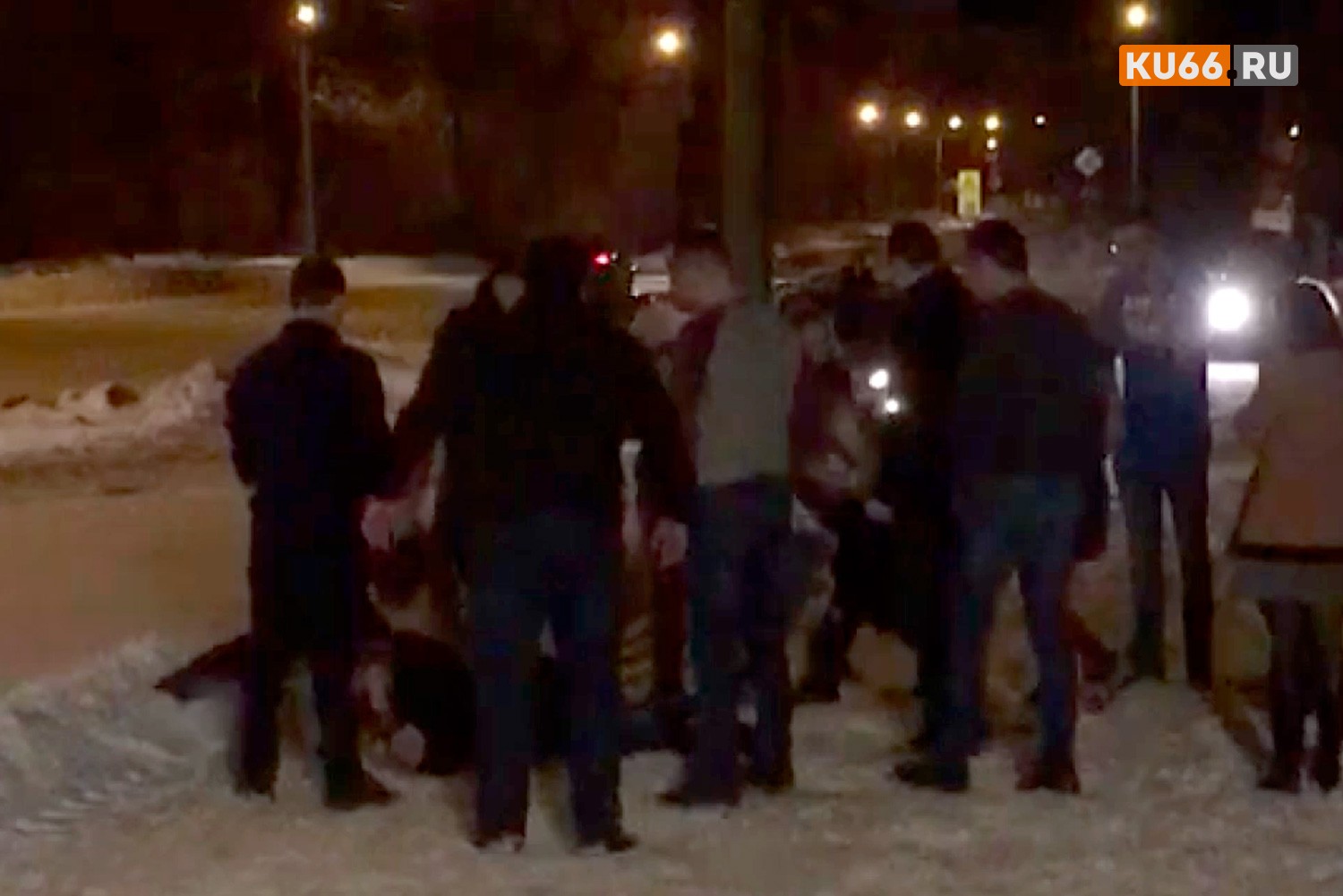 У клуба в Каменске-Уральском произошла массовая драка: мужчины били друг друга с голыми торсами. Замечены в побоище и женщины