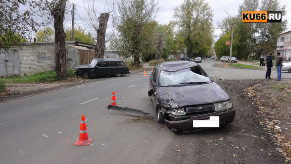 Думал, что в безопасности. В Каменске-Уральском автомобиль вылетел за пределы дороги и сбил подростка. ФОТО, ВИДЕО