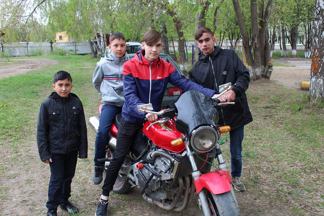 Заводская молодежь - в гостях у воспитанников детдома в Каменске-Уральском: пьют чай, общаются и обещают прийти снова осенью