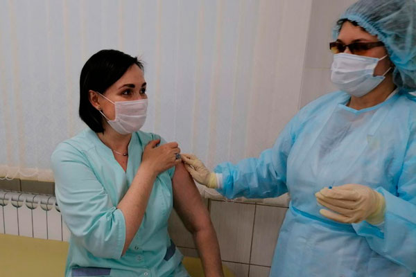 «Мы находимся в зоне риска». Медиков в Каменске-Уральском начали прививать от коронавируса – в больнице рассказали, кого «укололи» первым