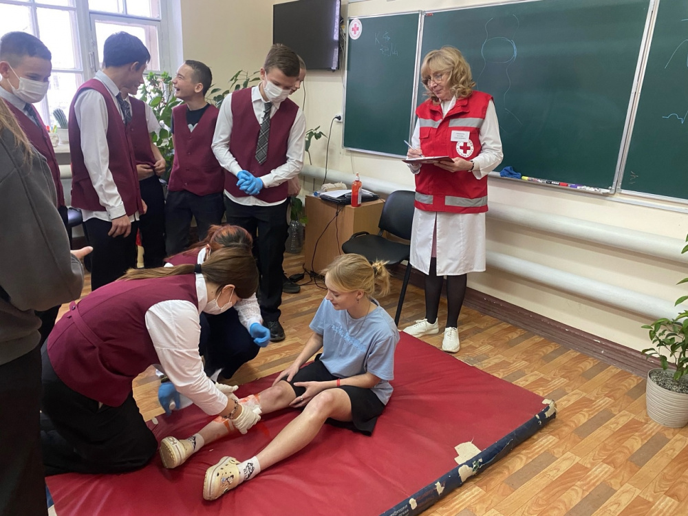 Школьники из Каменска-Уральского попробовали себя в оказании первой помощи  | Каменские школьники приняли участие в чемпионате по оказанию первой помощи 