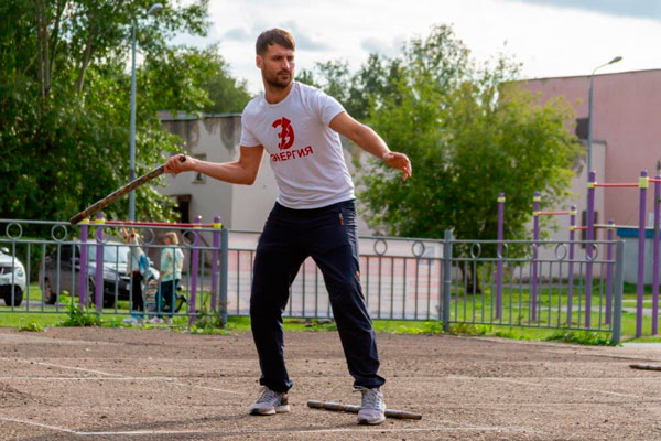 «Городки – вид непредсказуемый». На СинТЗ прошел турнир по самой народной спортивной игре, которая кому-то покажется старомодной...
