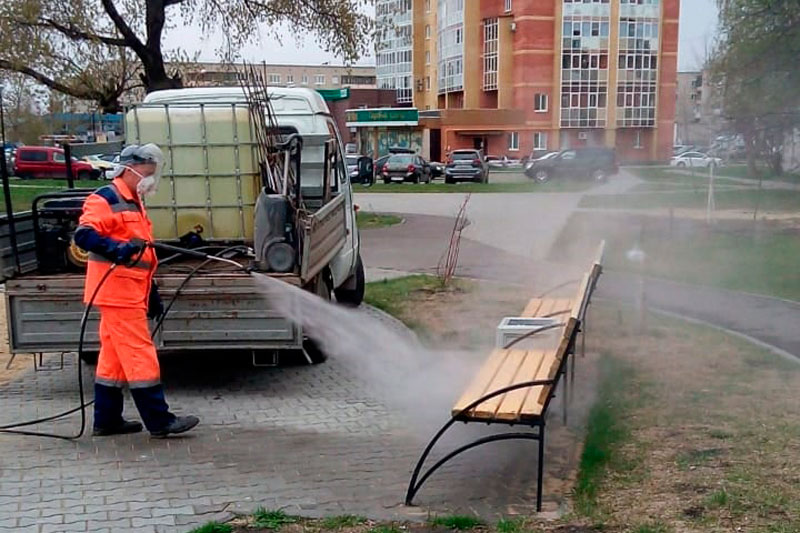 Скамейки, детские площадки, места массового скопления людей: в Каменске-Уральском проводят дезинфекцию общественных территорий