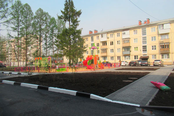 Дворовый рай. У домов по ул. Добролюбова в Каменске сегодня сдают новую благоустроенную территорию, где должно быть приятно отдыхать