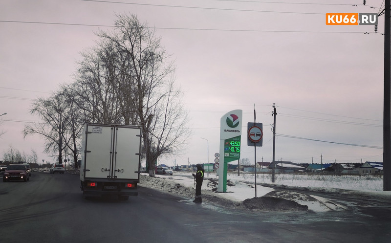 Дерзкое ограбление на трассе под Каменском-Уральским: ВАЗ и джип блокировали хлебовоз и забрали у водителя 100000 руб. выручки из сельмагов Дерзкое ограбление на трассе под Каменском-Уральским: ВАЗ и джип блокировали хлебовоз и забрали у водителя 100000 руб. выручки из сельмагов