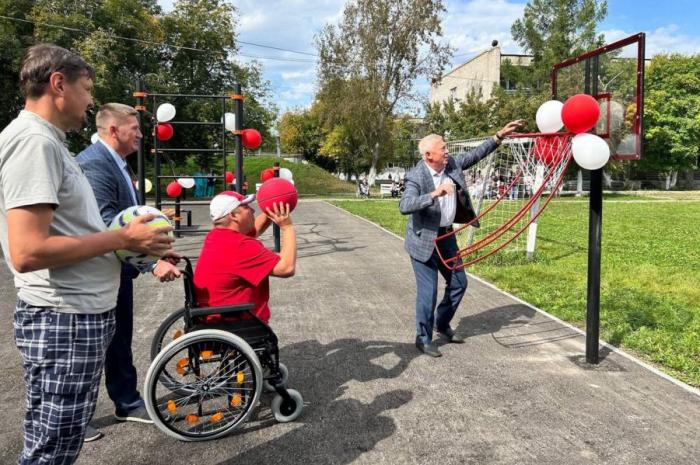 «Теперь здесь могут заниматься все» — в Каменске-Уральском открыли уникальную спортивную площадку для людей с ограниченными возможностями | В Каменске-Уральском открыли адаптивную спортивную площадку и благоустроили аллею