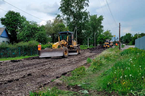 «Болотистая местность». В Каменске-Уральском при ремонте улицы Ломоносова у дорожников возникли проблемы