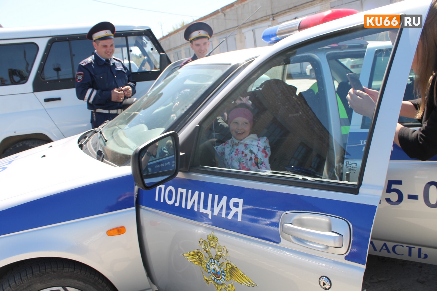 Посидели за баранкой патрульной машины и сказали «привет!» в громкоговоритель – школьники побывали в отделе ГИБДД Каменска-Уральского