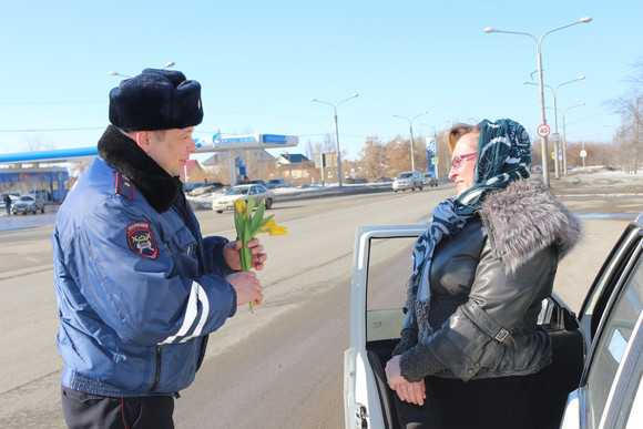 В рамках Всероссийской акции «8 Марта В каждый Дом» руководители каменской Госавтоинспекции поздравили с праздником автоледи