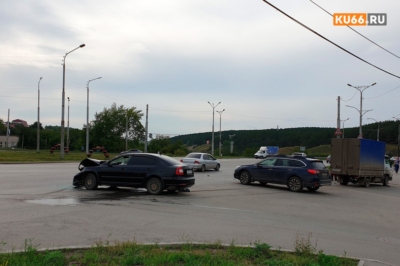 Смотрите, как водитель Skoda Octavia, поворачивая со второстепенной на перекрестке в Каменске-Уральском, не уступает дорогу грузовику