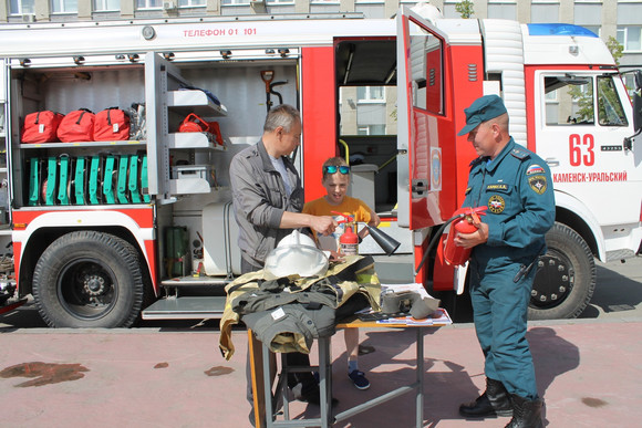 Подержать в руках ствол, подать воду. Огнеборцы Каменска-Уральского, принявшие участие в Дне города: "Наша площадка была одной из главных"