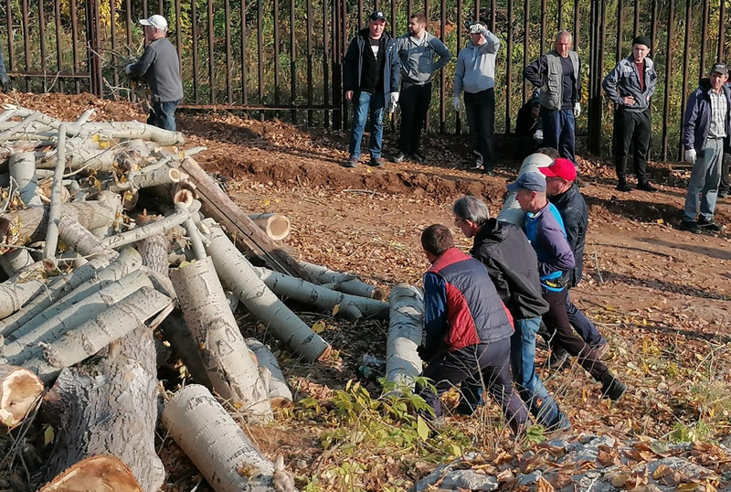 Чиновники переоделись в не-парадное, чтобы заняться уборкой склона «Богатырек» - говорят, из-за мусора строители не могли работать дальше...