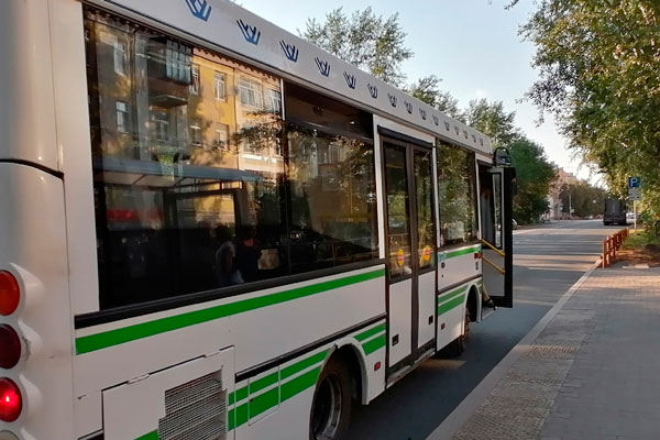 Оригинальная спецкомиссия вышла на самую «нагруженную» остановку в Каменске — увидеть, как часто ходят автобусы. Какой маршрут хуже всех?