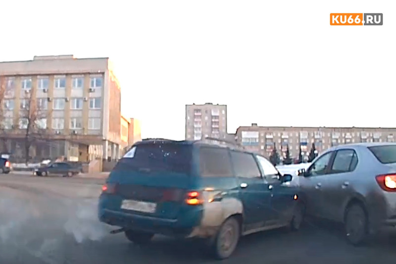 «На месте Рено мог оказаться я». Из-за недопонимания между водителями произошло ДТП у мэрии Каменска-Уральского по вине ВАЗа