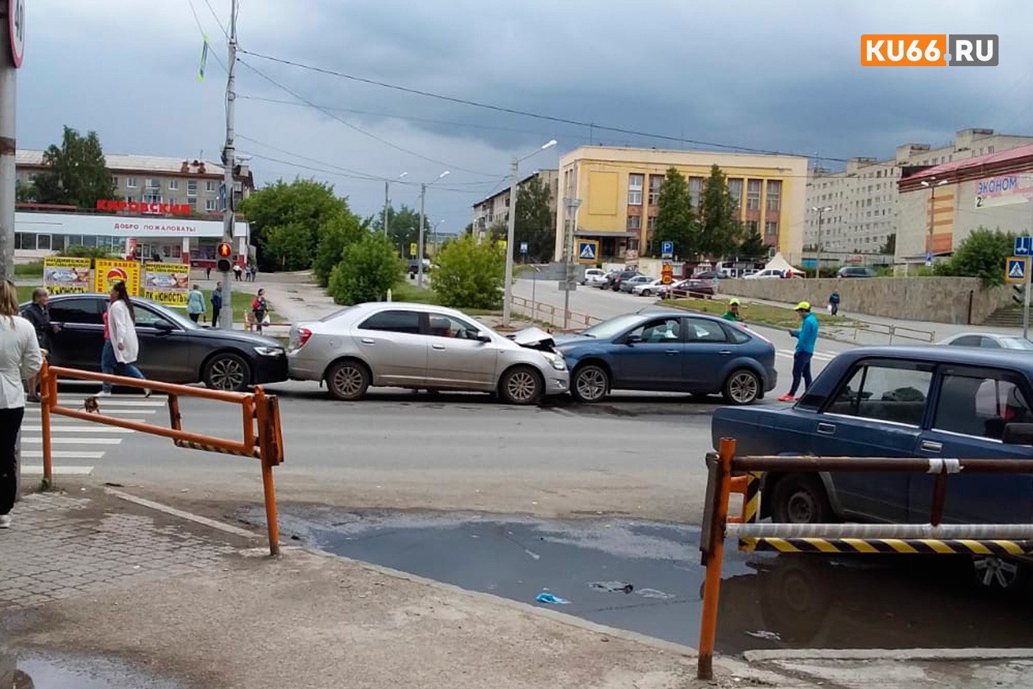 Ford выехал на встречку на перекрестке улиц Алюминиевая и Челябинская в Каменске-Уральском, столкнулся с Chevrolet и отлетел на Audi