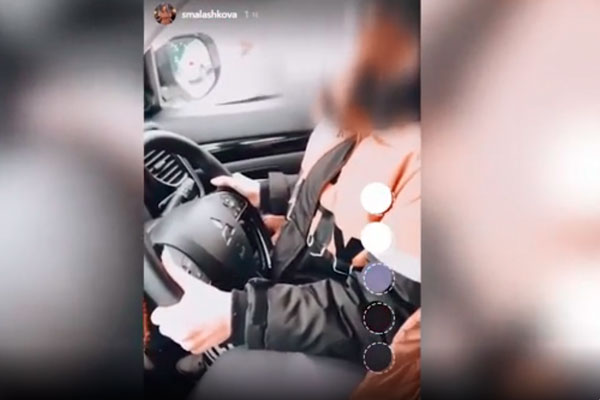 "Я тебе помогу, не бойся": Депутат из Гатчины Малашкова посадила за руль десятилетнего сына