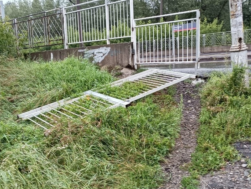 «Переход стоил жизни»: жители Каменска-Уральского снесли ограждение через ж/д пути на станции «Соцгород» | В Каменске-Уральском снесли ограждение через ж/д пути