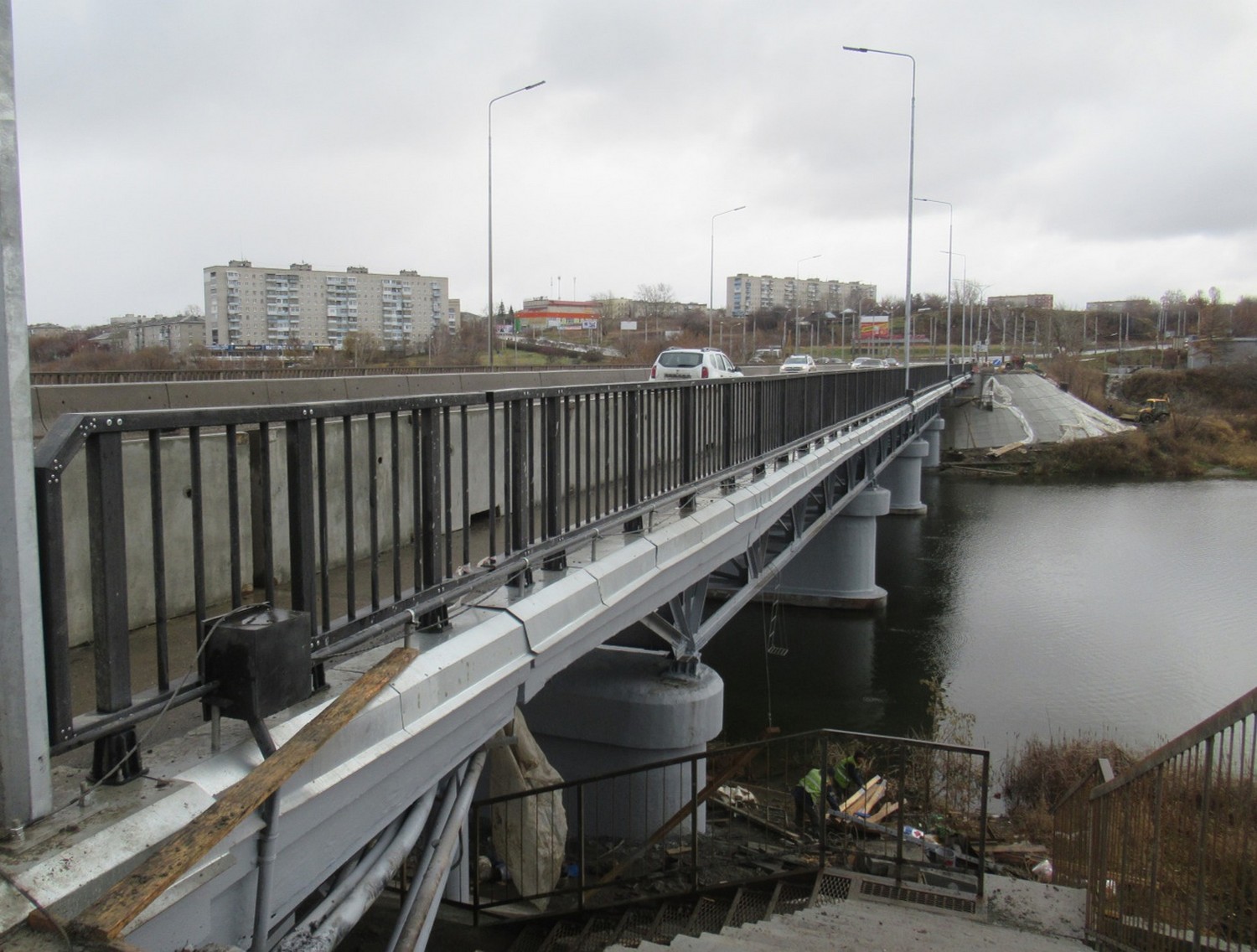 Во вторник — укладка щебня, в среду — бетонирование: какие работы в выходные выполнил подрядчик на Байновском мосту в Каменске-Уральском?