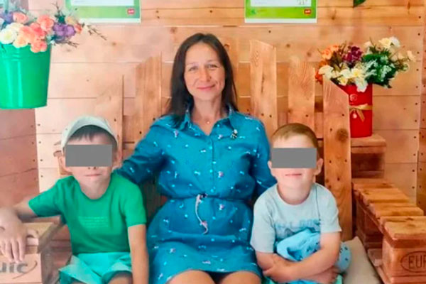 Сожитель жестоко убил мать и двух её маленьких сыновей-близнецов, а потом поджег тела