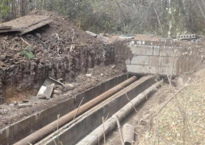 В Каменске-Уральском подрядчики «Теплокомплекса» продолжают капремонт теплотрасс даже по выходным | Ремонт теплотрассы в Каменске-Уральском идёт даже по выходным 