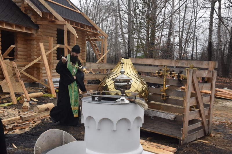 Священники освятили кресты для куполов строящегося храма Далмата Исетского у Ивановского кладбища. На этом работы нынче завершены