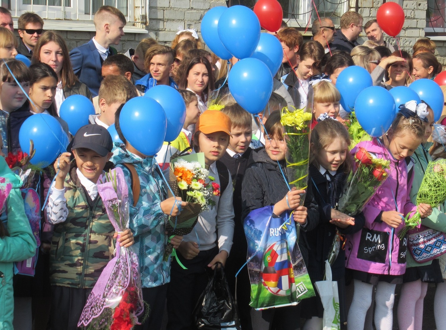 В первый раз в первый класс в Каменске отправились 2100 ребят, а всего в школы — 18 тыс. учеников, 11 выпускников вузов стали учителями