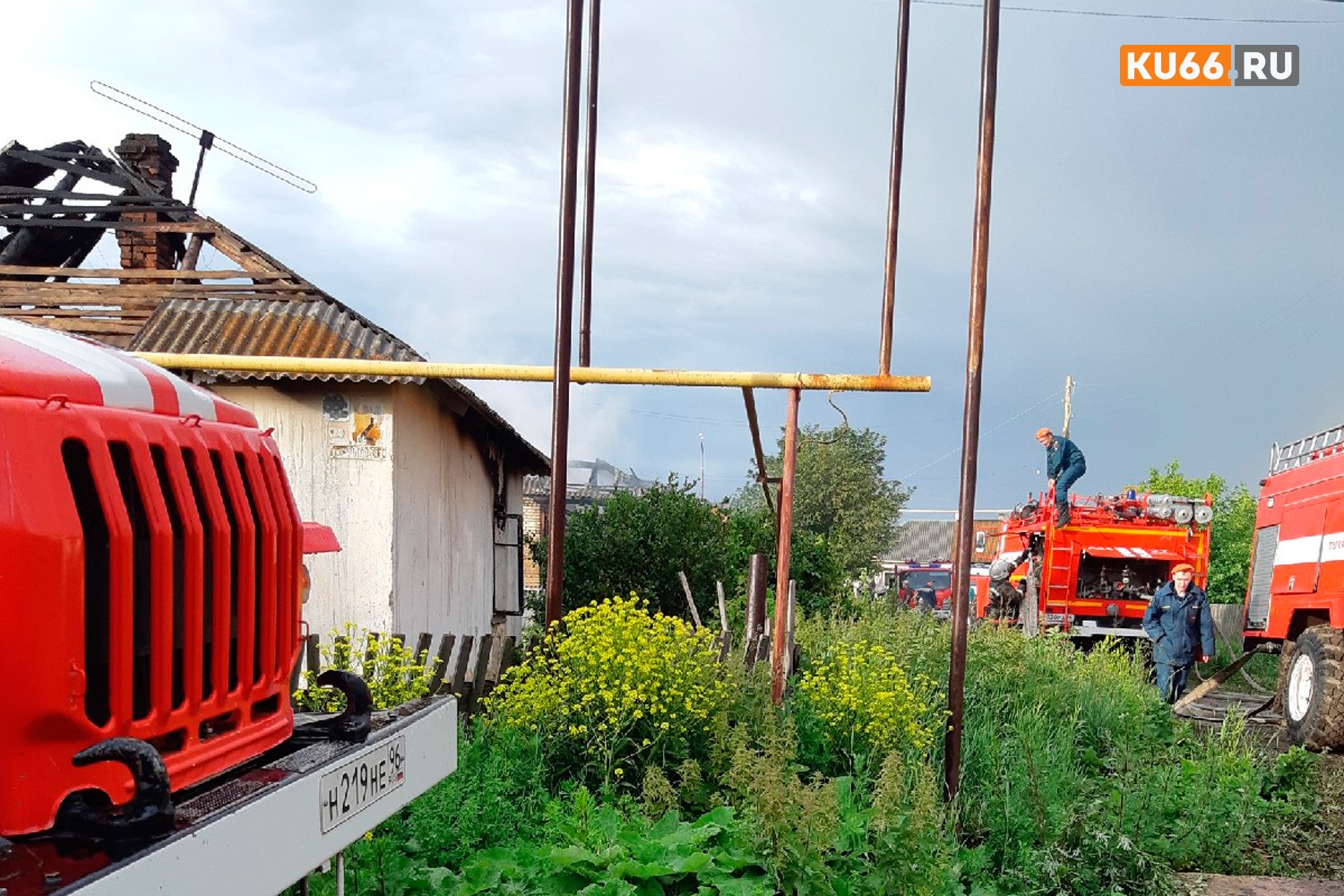 Чем они там занимались? Огнеборцы в третий раз за три дня приехали тушить пожар на ул. Рылеева, навстречу выбежали голые пьяные люди