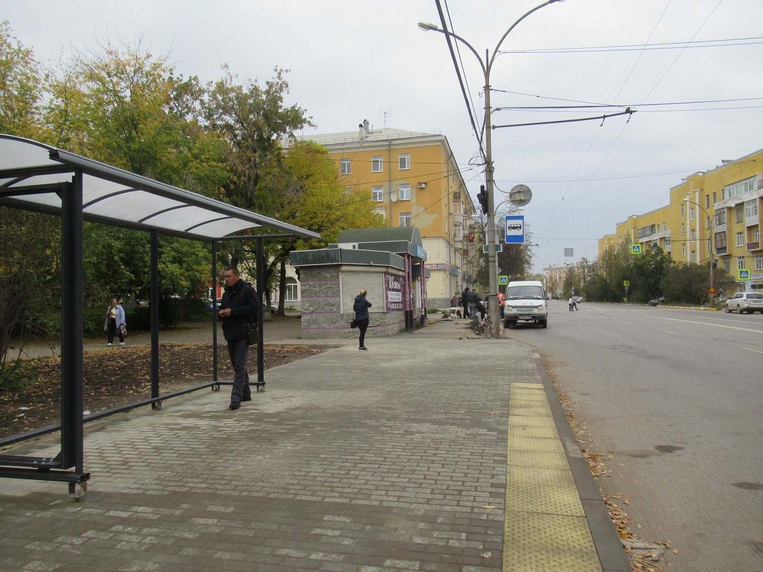 Новый остановочный объект, такой же, как и напротив, появился в Каменске-Уральском на ул. Алюминиевой. Посадочная площадка — из плитки