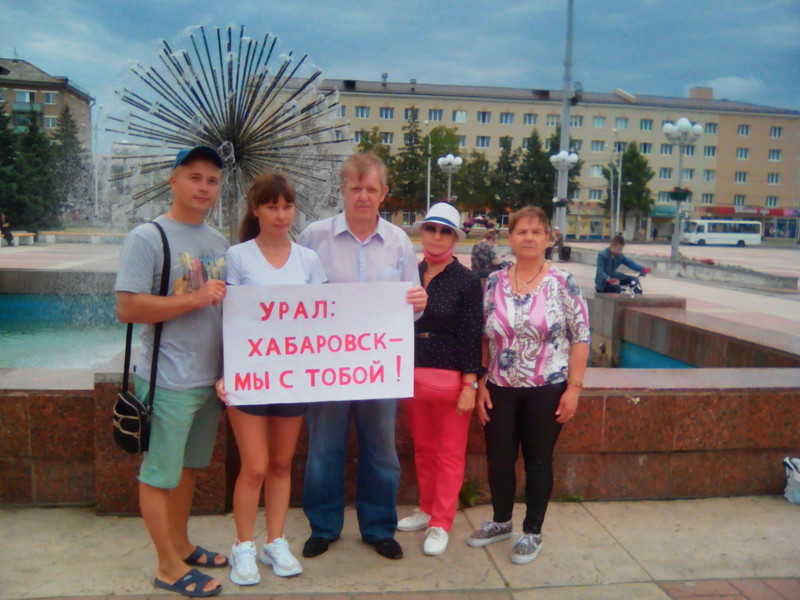 Жители Каменска-Уральского вышли в центр с плакатом, чтобы поддержать протестующих против ареста губернатора Фургала хабаровчан