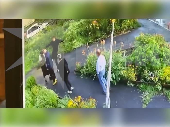 Наказали не того: в Екатеринбурге отец с сыном избили подростка за чужой проступок | В Екатеринбурге отец с сыном избили школьника, приняв за вандала